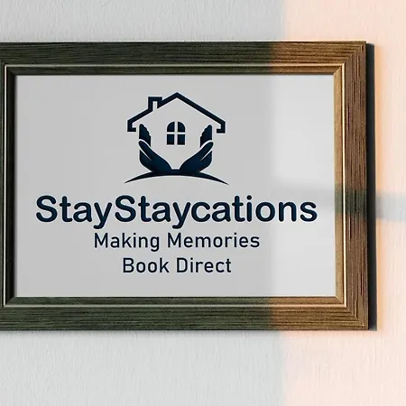 Easton 2 By Staystaycations 아파트